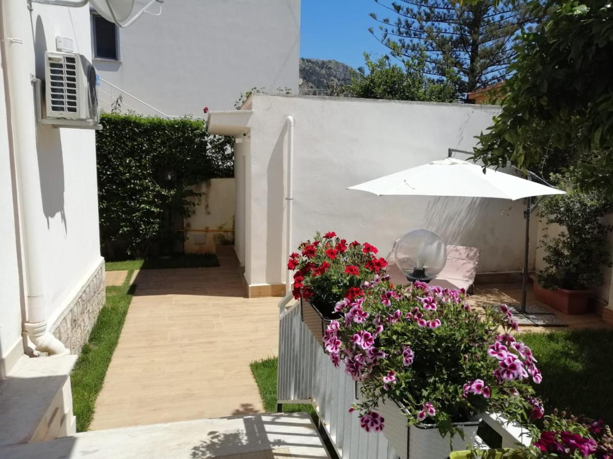 Mondello Beach The House With Green Lawns Villa Exterior photo
